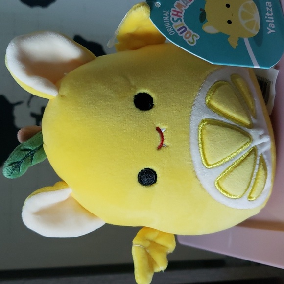 Yalitza the Lemon Fruit Bat 5" Squishmallow NEW WITH TAGS - Picture 3 of 6